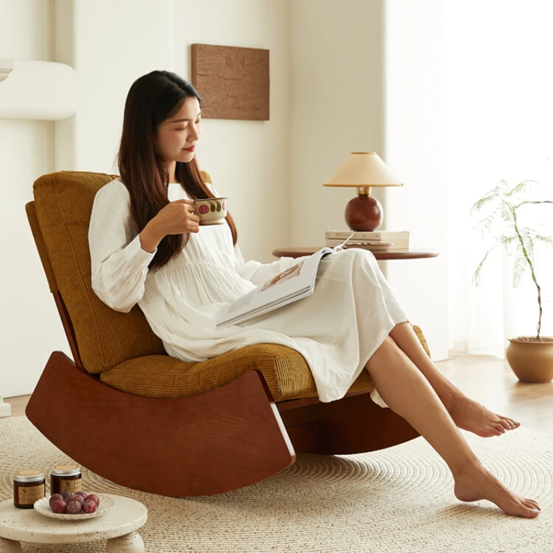 Kyvné stoličky, voľný čas obývacia izba, minimalistický masívneho dreva malé jednotky, domov retro lenivý gauč