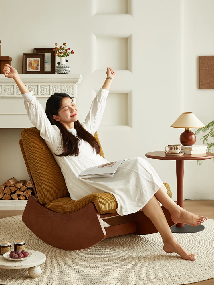 Kyvné stoličky, voľný čas obývacia izba, minimalistický masívneho dreva malé jednotky, domov retro lenivý gauč