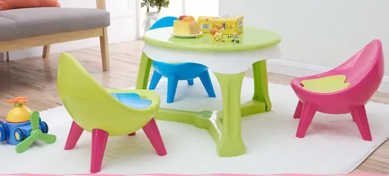 Naštvaná deti tabuľky, stoličky. Syn späť stoličky a stoly