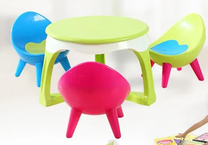 Naštvaná deti tabuľky, stoličky. Syn späť stoličky a stoly